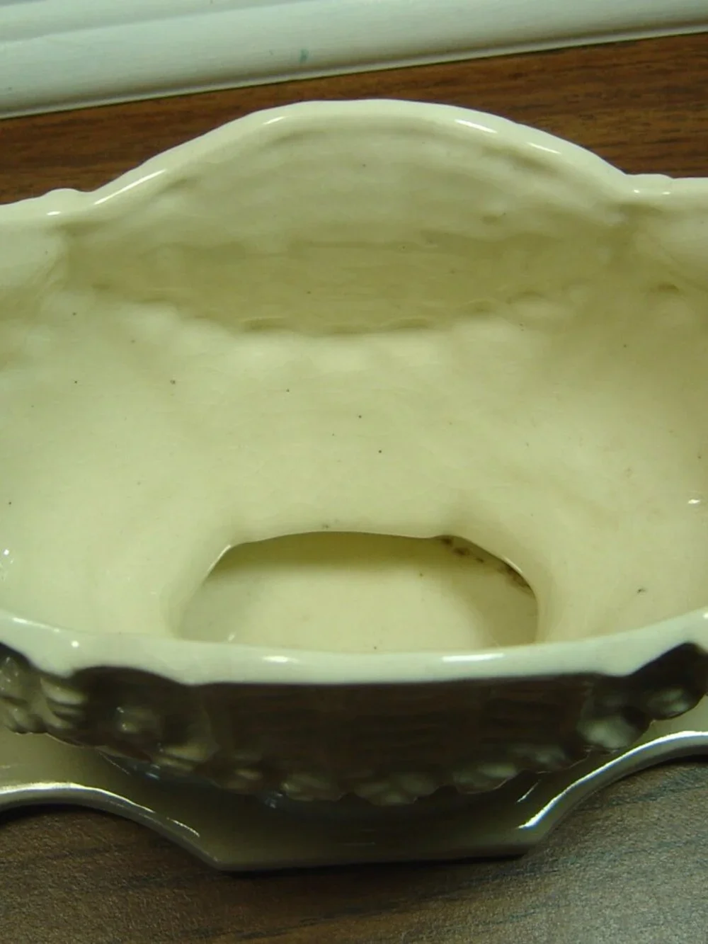 Vintage white planter/vase--cherubs beside a vase-5 1/4